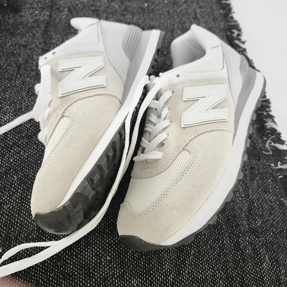 NWOT Mens New Balance Cream and White 574 Sneakers - Picture 2 of 4
